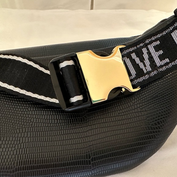 Love Moschino / black fanny pack banana with heart chain SS21 (NEW) - Picture 5 of 10